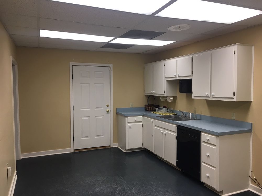 OPPORTUNITY ZONE PROPERTY - 10,975+/- SF Office Building near County Courthouse: 3390 N Liberty St, Canton, MS 39046